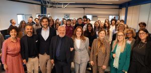 foto di gruppo di studenti, professori e istituzioni