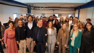 foto di gruppo di studenti, professori e istituzioni